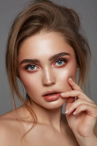 Close-up gezicht van jong meisje met blauwe ogen — Stockfoto
