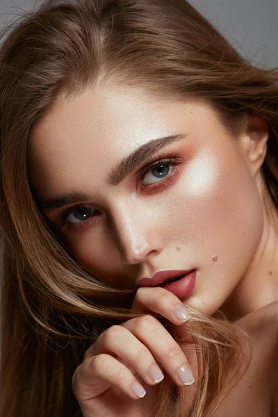 Közeli arca a fiatal női modellhez — Stock Fotó
