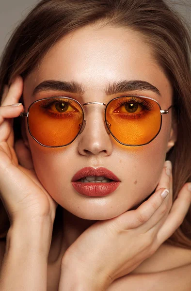 Крупным планом лицо молодой девушки носить солнцезащитные очки — стоковое фото