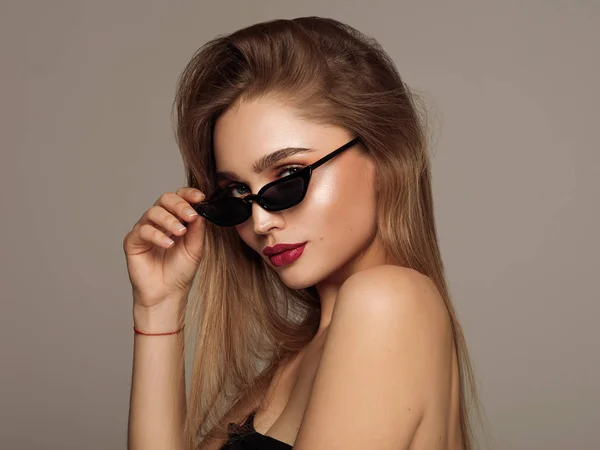 Retrato de mujer joven usando gafas de sol con espacio para copiar — Foto de Stock