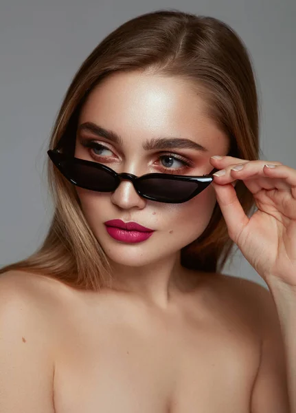 Close-up face of preatty young girl with big eyebrow — Stock Photo, Image