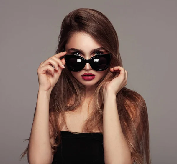 Retrato de mulher jovem com cabelos longos usar óculos de sol — Fotografia de Stock