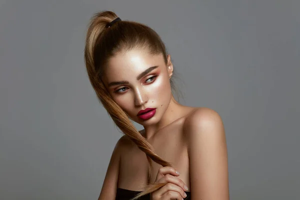 Glamour portret van jonge mooie meisje met lange twisted haren — Stockfoto