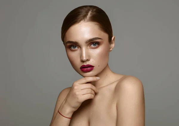 Foto de moda jovem modelo feminino com moles no rosto — Fotografia de Stock