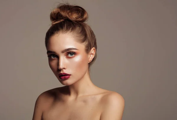 Retrato de chica natural joven con espacio de copia — Foto de Stock