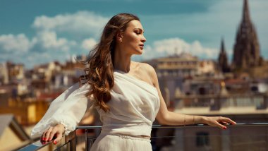 Şehir manzarası açık poz genç kadın model fotoğrafı 