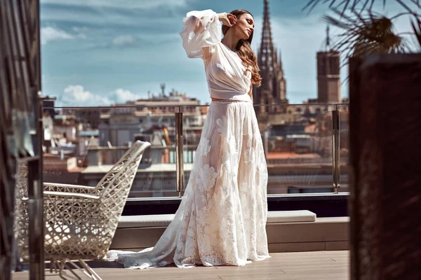 Junge Braut Weißem Hochzeitskleid Posiert Draußen Und Berührt Kopf Über — Stockfoto