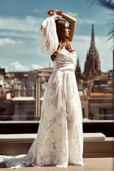 Молодая Невеста Белом Свадебном Платье Позирует Поднятыми Руками Открытом Воздухе — стоковое фото