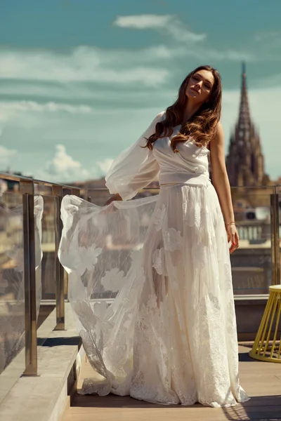 Jovem Noiva Vestido Noiva Branco Posando Fundo Cidade — Fotografia de Stock