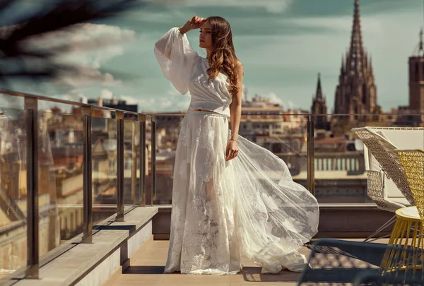 Jovem Noiva Vestido Noiva Branco Posando Livre Tocando Cabeça Sobre — Fotografia de Stock
