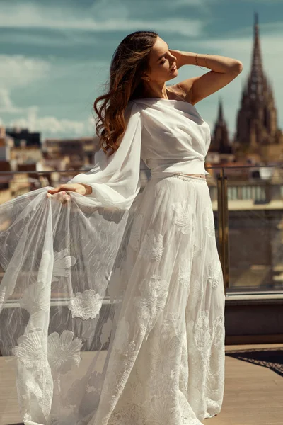 Jovem Noiva Vestido Noiva Branco Posando Livre Jogando Com Cabelo — Fotografia de Stock