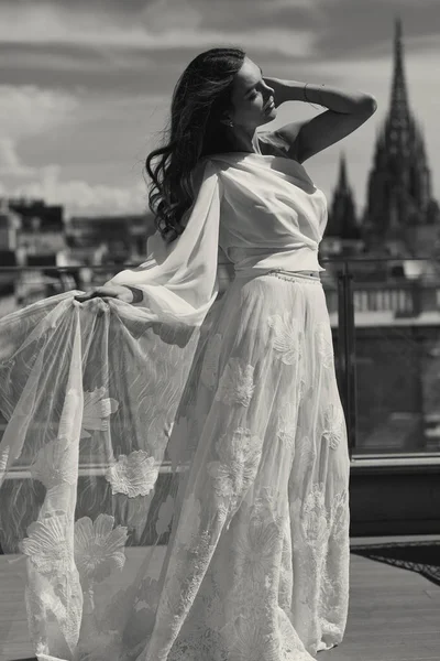 白のドレスで若い花嫁の黒と白の写真 — ストック写真