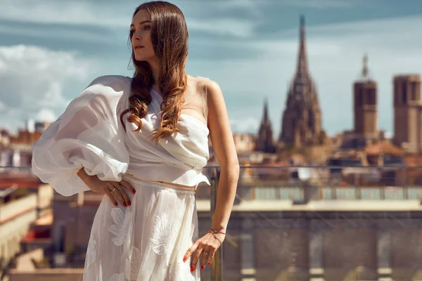 Foto Joven Modelo Femenina Posando Aire Libre Paisaje Urbano — Foto de Stock