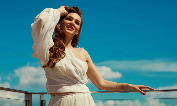 Jovem Modelo Feminino Feliz Posando Sobre Fundo Céu — Fotografia de Stock