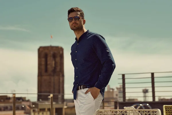 Retrato Hombre Guapo Con Gafas Sol Pie Sobre Fondo Barcelona —  Fotos de Stock