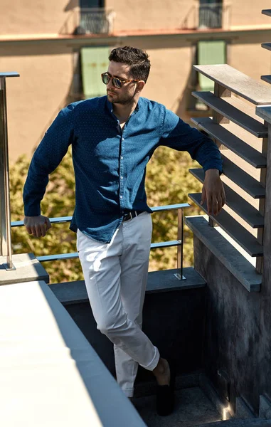 Schöner Mann Mit Sonnenbrille Beim Blick Auf Die Stadt — Stockfoto