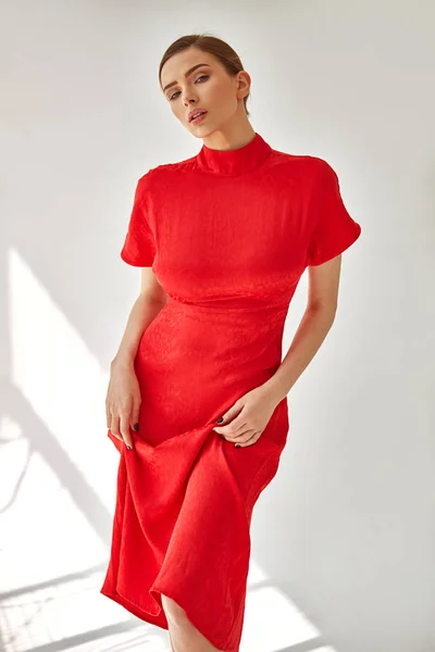 Retrato Mujer Rubia Seductora Vestido Rojo Posando Sobre Fondo Gris — Foto de Stock