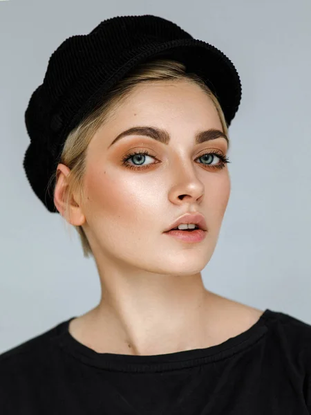 短い髪と黒い帽子を持つファッション若いモデルの美しさの肖像画 — ストック写真