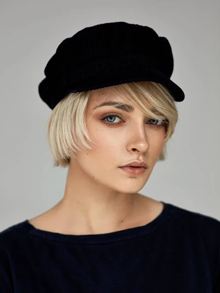 时尚年轻模特的美女肖像与短发和黑色帽子 — 图库照片