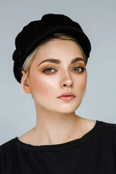 Potret Kecantikan Mode Model Muda Dengan Rambut Pendek Dan Topi — Stok Foto