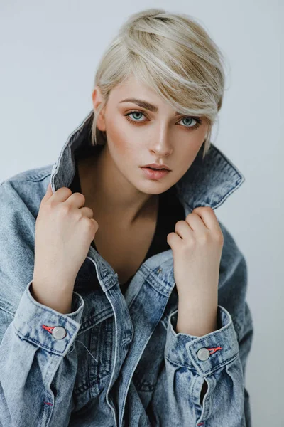 Portrait Fashion Blonde Woman Short Hair Wearing Denim Jacket — Stock Photo, Image