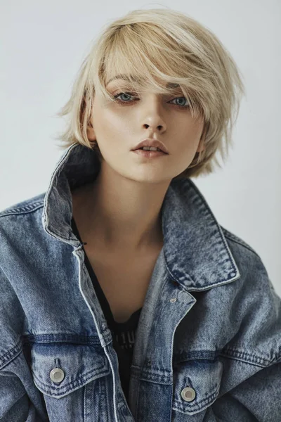 Портрет Блондинки Короткими Волосами Джинсовой Куртке — стоковое фото