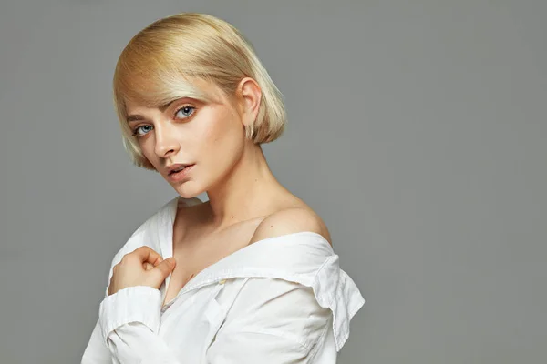 Beyaz Gömlek Giyen Kısa Saçlı Sarışın Kadın Portresi — Stok fotoğraf