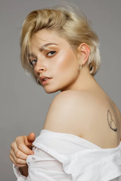 Portret Van Mooie Blonde Vrouw Wit Shirt Rommelig Haar — Stockfoto