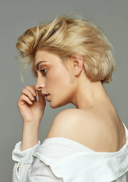 Potret Wanita Pirang Dengan Rambut Pendek Mengenakan Kemeja Putih — Stok Foto