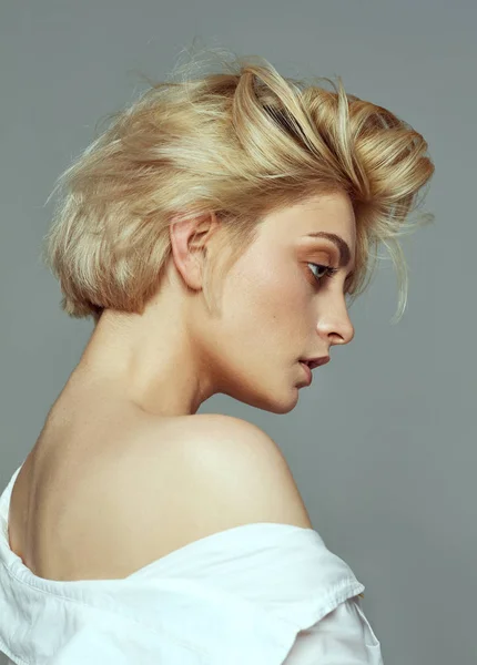 Portrett Blond Kvinne Med Kort Hår Hvit Skjorte – stockfoto