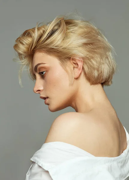 Portrait Blonde Woman Short Hair Wearing White Shirt — Stock Photo, Image