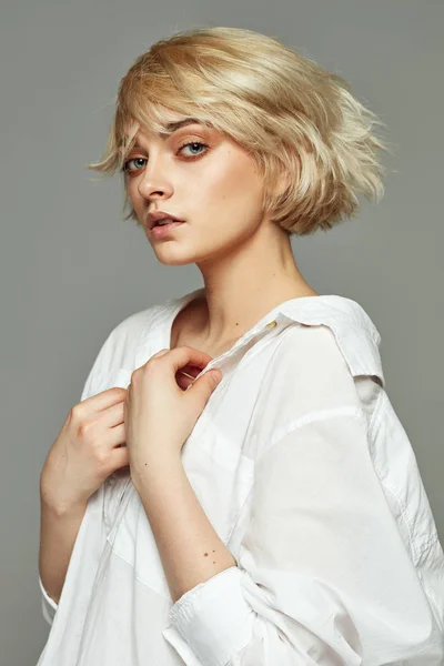 Porträtt Blond Kvinna Med Kort Hår Klädd Vit Skjorta — Stockfoto