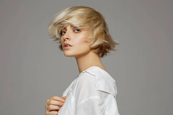 Portrait Blonde Woman Short Hair Wearing White Shirt — Stock Photo, Image