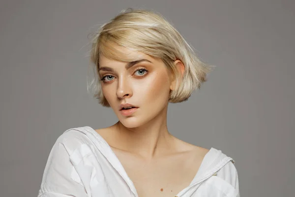 Portrait Femme Blonde Aux Cheveux Courts Portant Une Chemise Blanche — Photo