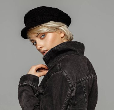 Siyah kot ceket ve şapka genç sarışın kadının Moda portre