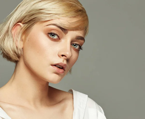 Portrait Blonde Woman Short Hair Wearing White Shirt — Stock Photo, Image