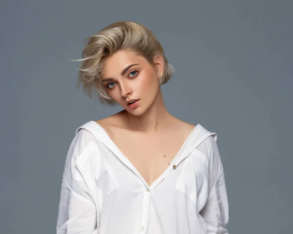 Retrato Mulher Loira Com Cabelo Curto Vestindo Camisa Branca — Fotografia de Stock