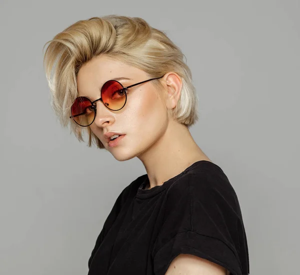 Porträt Einer Blonden Frau Mit Retro Sonnenbrille — Stockfoto