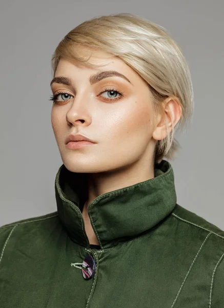 Portret Blonda Femeie Verde Retro Stil Jacheta — Fotografie, imagine de stoc