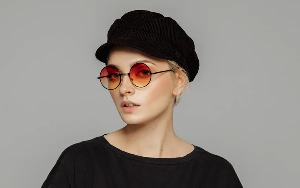 Retrato Jovem Mulher Óculos Retro Boné — Fotografia de Stock