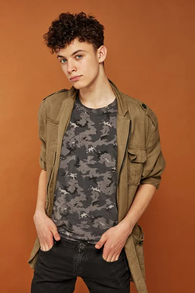 Retrato Adolescente Guapo Camiseta Camuflaje Militar Chaqueta Beige Sobre Fondo — Foto de Stock