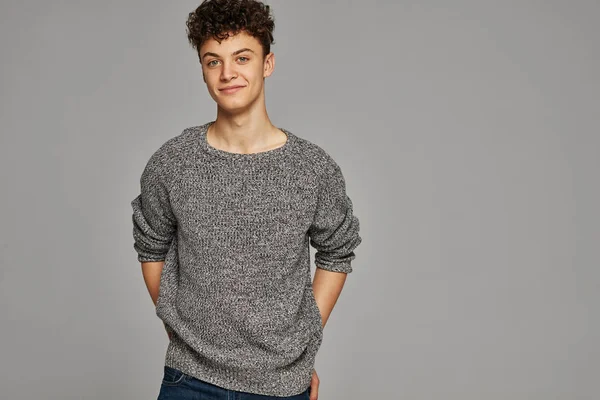 Retrato Adolescente Guapo Con Suéter Punto Gris —  Fotos de Stock