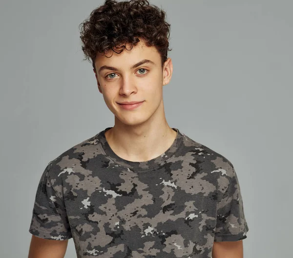 Retrato Adolescente Sonriente Camiseta Militar Sobre Fondo Gris Mirando Cámara —  Fotos de Stock