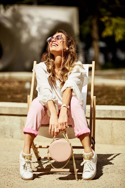 Sexy Sorrindo Mulher Sentada Relaxante Sol — Fotografia de Stock