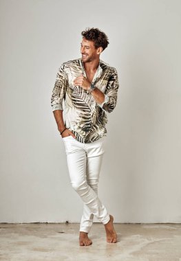 Yaz kıyafeti içinde yakışıklı adam stüdyoda poz 