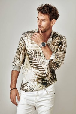 Yaz kıyafeti içinde yakışıklı adam stüdyoda poz 