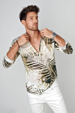 Yaz kıyafeti içinde yakışıklı adam stüdyoda poz 