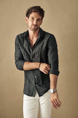 Stüdyoda poz moda kıyafeti yakışıklı adam