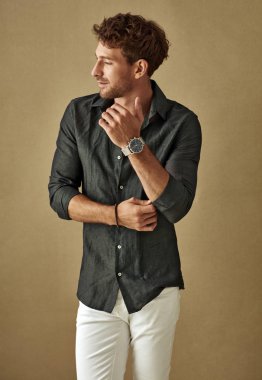 Stüdyoda poz moda kıyafeti yakışıklı adam