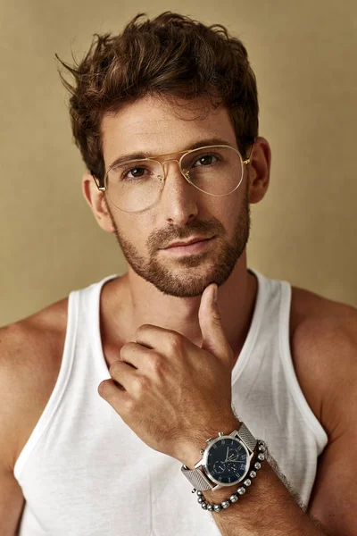 Portret Przystojnego Mężczyzny Okularami Noszeniu Zegarka — Zdjęcie stockowe